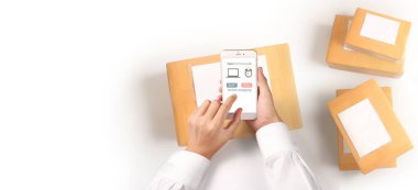 İş sahibi çalışıyor. Çevrimiçi alışveriş KOBİ girişimcisi. İnternetten al ve sat.