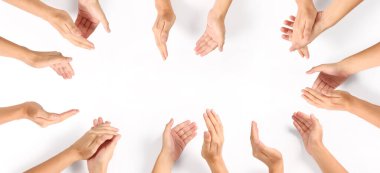 Top view 'i alkışlayan bir grup el. kırpma yolu ile izole edilmiş