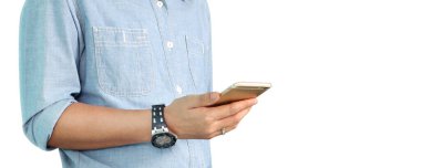 Akıllı telefon cihazını tutan ve ekrana dokunan bir adam. kırpma yolu ile izole edilmiş