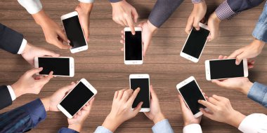 Boş ekran pozisyonları olan ve dikey izole edilmiş akıllı telefon