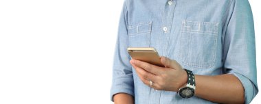 Akıllı telefon cihazını tutan ve ekrana dokunan bir adam. kırpma yolu ile izole edilmiş