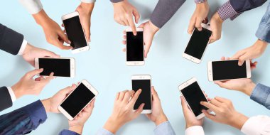 Boş ekran pozisyonları olan ve dikey izole edilmiş akıllı telefon