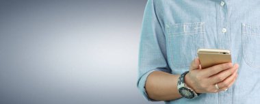 Akıllı telefon cihazını tutan ve ekrana dokunan bir adam. kırpma yolu ile izole edilmiş