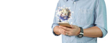 Akıllı telefon cihazını tutan ve ekrana dokunan bir adam. kırpma yolu ile izole edilmiş