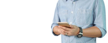 Akıllı telefon cihazını tutan ve ekrana dokunan bir adam. kırpma yolu ile izole edilmiş