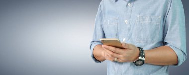 Akıllı telefon cihazını tutan ve ekrana dokunan bir adam. kırpma yolu ile izole edilmiş