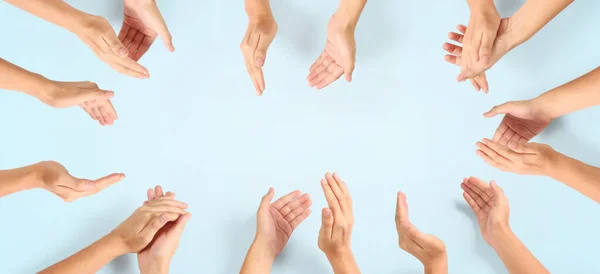 Eine Gruppe Hände Applaudiert Nach Oben Isoliert Mit Schnittpfad — Stockfoto