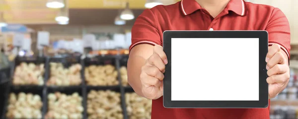 Salesman Показує Порожній Цифровий Планшет Супермаркеті — стокове фото
