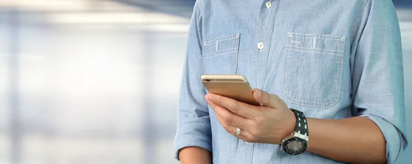 Ręka Człowieka Trzyma Smartfona Dotyka Ekranu Izolowany Ścieżką Wycinania — Zdjęcie stockowe