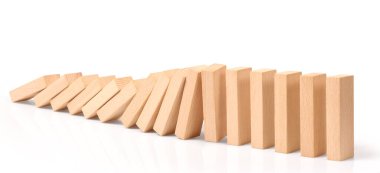 Domino etkisi benzersiz, sürekli devrilerek durdu.