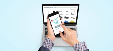 El ele tutuşan akıllı telefon cihazı ve dokunmatik ekran, iş sahibi çalışıyor. Çevrimiçi alışveriş KOBİ girişimcisi. Onlin al ve sat.