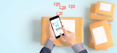 El ele tutuşan akıllı telefon cihazı ve dokunmatik ekran, iş sahibi çalışıyor. Çevrimiçi alışveriş KOBİ girişimcisi. Onlin al ve sat.