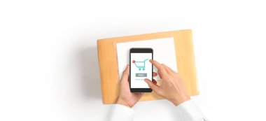 El ele tutuşan akıllı telefon cihazı ve dokunmatik ekran, iş sahibi çalışıyor. Çevrimiçi alışveriş KOBİ girişimcisi. Onlin al ve sat.