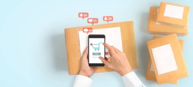 El ele tutuşan akıllı telefon cihazı ve dokunmatik ekran, iş sahibi çalışıyor. Çevrimiçi alışveriş KOBİ girişimcisi. Onlin al ve sat.