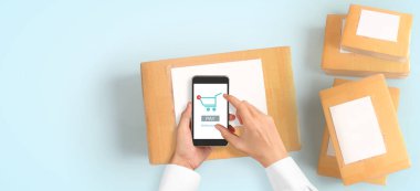 El ele tutuşan akıllı telefon cihazı ve dokunmatik ekran, iş sahibi çalışıyor. Çevrimiçi alışveriş KOBİ girişimcisi. Onlin al ve sat.