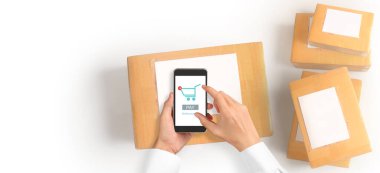 El ele tutuşan akıllı telefon cihazı ve dokunmatik ekran, iş sahibi çalışıyor. Çevrimiçi alışveriş KOBİ girişimcisi. Onlin al ve sat.