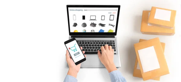 携帯電話のデバイスを保持し タッチスクリーン ビジネスの所有者が動作します オンラインショッピング中小企業起業家 オンラインで売買する — ストック写真