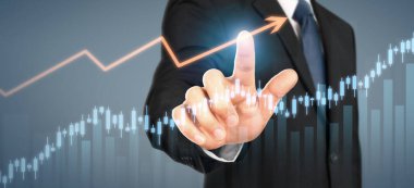 İşadamı, işinde grafik büyümesi ve grafik artışı için olumlu göstergeler planlıyor