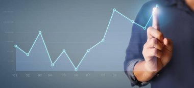 İşadamı, işinde grafik büyümesi ve grafik artışı için olumlu göstergeler planlıyor