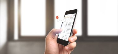 El ele tutuşan akıllı telefon aygıtı ve ekrana dokunma