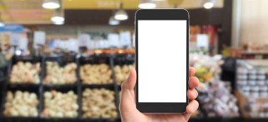 El ele tutuşan akıllı telefon cihazı ve dokunmatik ekran, iş sahibi çalışıyor. Çevrimiçi alışveriş KOBİ girişimcisi. İnternetten al ve sat.