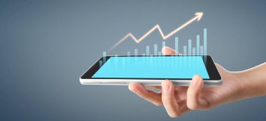 Grafik büyümesi ve grafik artışı işinde olumlu göstergeler, elinde tablet