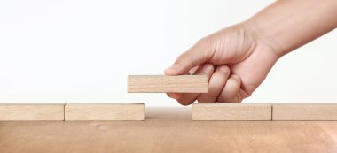 Tahta bir blok yerleştirmek, proje yönetiminin iş planlanması