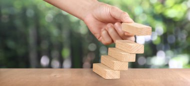 Basamak olarak ahşap blok düzenleme, iş konsepti büyüme süreci