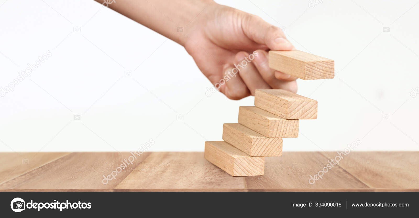 人工安排木块堆栈作为阶梯商业理念的成长过程 图库照片 C Aeydenphumi