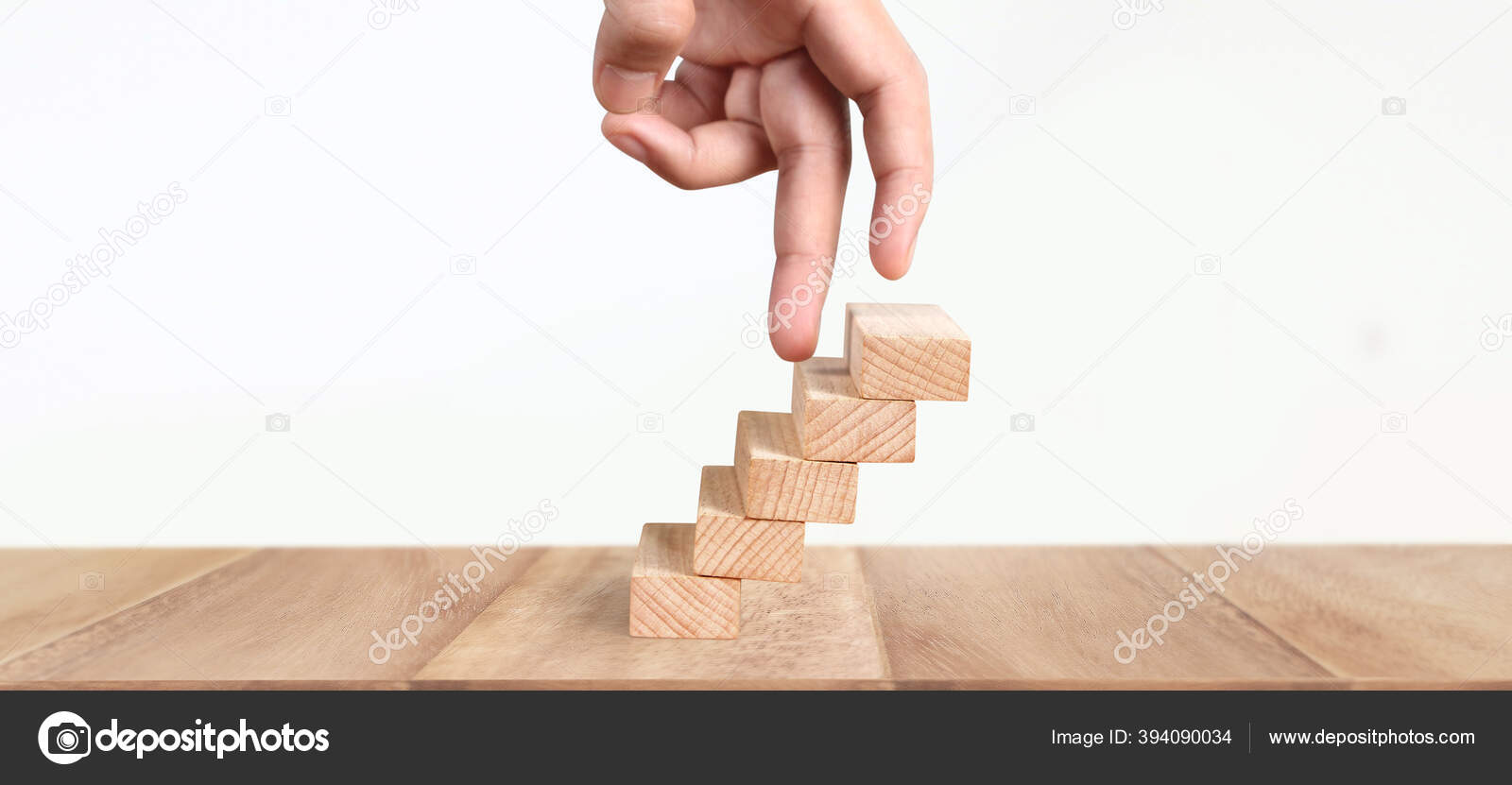 人工安排木块堆栈作为阶梯商业理念的成长过程 图库照片 C Aeydenphumi