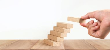 Basamak olarak ahşap blok düzenleme, iş konsepti büyüme süreci