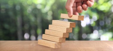 Basamak olarak ahşap blok düzenleme, iş konsepti büyüme süreci