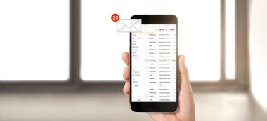 Bir akıllı telefon aygıtını tutan ve ekrana dokunan, e- posta uygulaması