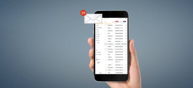 Bir akıllı telefon aygıtını tutan ve ekrana dokunan, e- posta uygulaması