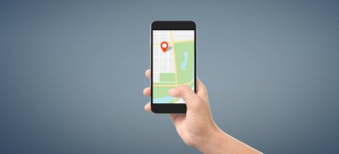 Akıllı telefon aygıtı ve dokunmatik ekran, konumun kırmızı bir simgesi, çevrimiçi navigasyon GPS kavramı