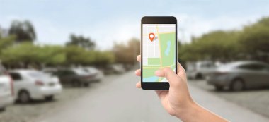 Akıllı telefon aygıtı ve dokunmatik ekran, konumun kırmızı bir simgesi, çevrimiçi navigasyon GPS kavramı