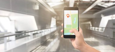 Akıllı telefon aygıtı ve dokunmatik ekran, konumun kırmızı bir simgesi, çevrimiçi navigasyon GPS kavramı