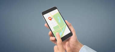 Akıllı telefon aygıtı ve dokunmatik ekran, konumun kırmızı bir simgesi, çevrimiçi navigasyon GPS kavramı