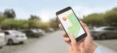 Akıllı telefon aygıtı ve dokunmatik ekran, konumun kırmızı bir simgesi, çevrimiçi navigasyon GPS kavramı