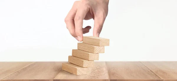 Ręczne Układanie Bloku Drewna Układania Jako Schodów Krok Business Koncepcja — Zdjęcie stockowe