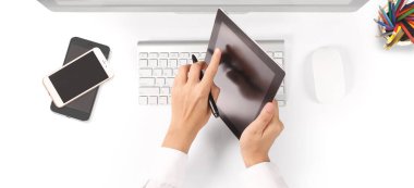 Bir tablet tutan eller izole ekran ile bilgisayar aygıtına dokunur