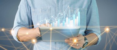 İş planı grafiği büyümesi ve grafiğin artışı, elinde tablet, işinde olumlu göstergeler