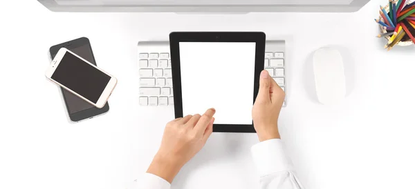 Χέρια Κρατώντας Ένα Tablet Αφής Υπολογιστή Gadget Απομονωμένη Οθόνη — Φωτογραφία Αρχείου