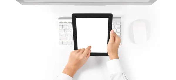 Bir Tablet Tutan Eller Izole Ekran Ile Bilgisayar Aygıtına Dokunur — Stok fotoğraf