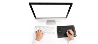 Masaüstü klavyesinde boş ekran monitörü ve akıllı telefon masaüstü bilgisayarı olan bir el.