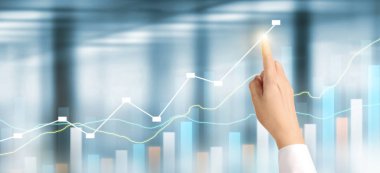 İşadamı, işinde grafik büyümesi ve grafik artışı için olumlu göstergeler planlıyor
