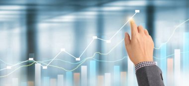 İşadamı, işinde grafik büyümesi ve grafik artışı için olumlu göstergeler planlıyor