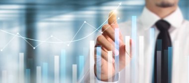 İşadamı, işinde grafik büyümesi ve grafik artışı için olumlu göstergeler planlıyor