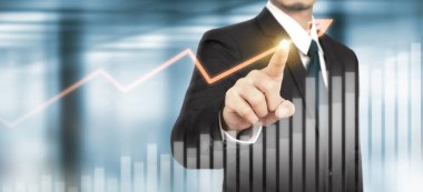 İşadamı, işinde grafik büyümesi ve grafik artışı için olumlu göstergeler planlıyor