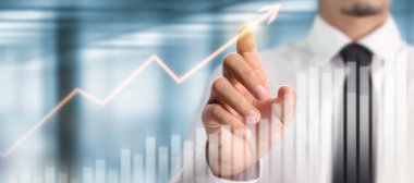 İşadamı, işinde grafik büyümesi ve grafik artışı için olumlu göstergeler planlıyor